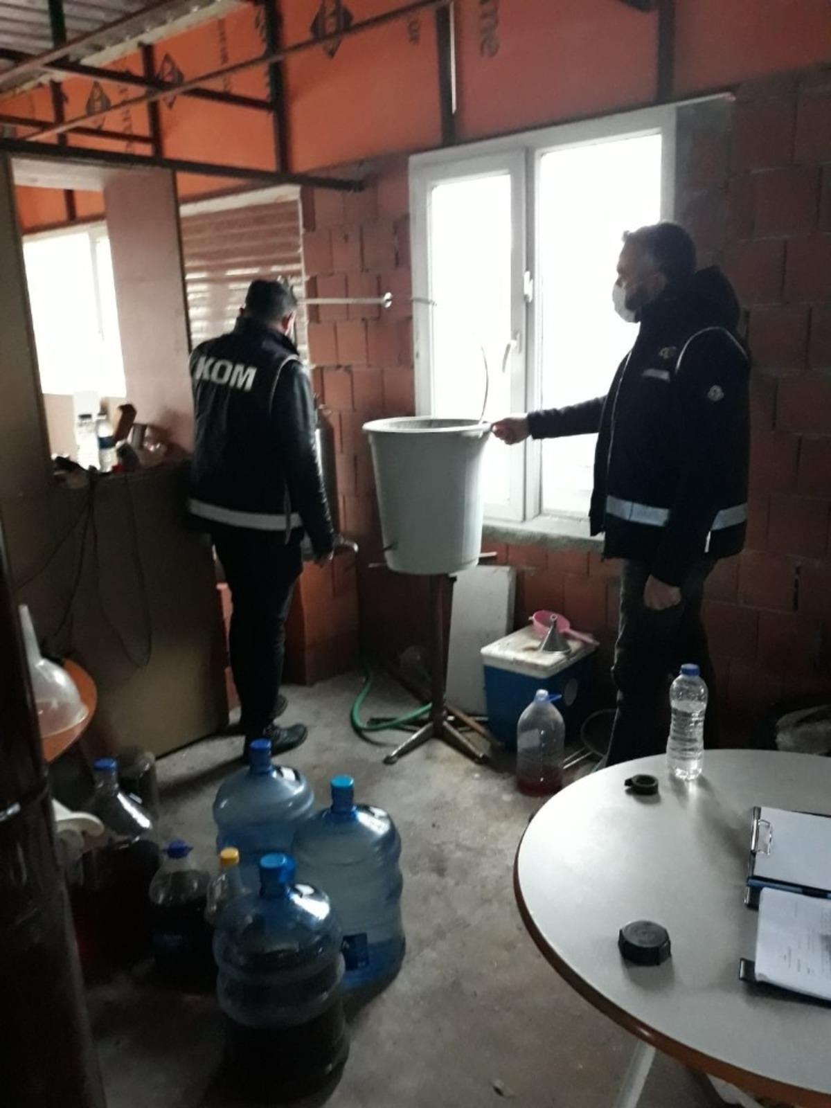 &Ccedil;eşme&rsquo;de ka&ccedil;ak i&ccedil;kiyi piyasaya s&uuml;rmeye &ccedil;alışan zanlıya su&ccedil;&uuml;st&uuml;