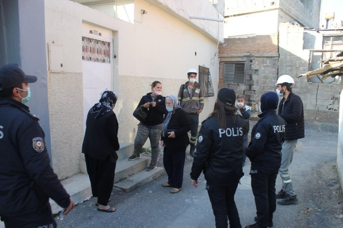 Polis, yaşlı kadını karanlıktan kurtardı