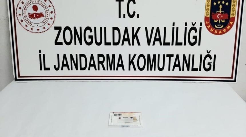 Jandarmanın durdurduğu ara&ccedil;tan esrar &ccedil;ıktı