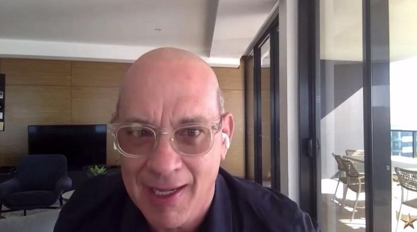 Tom Hanks, Elvis Presley filmi i&ccedil;in sa&ccedil;larını kazıttı