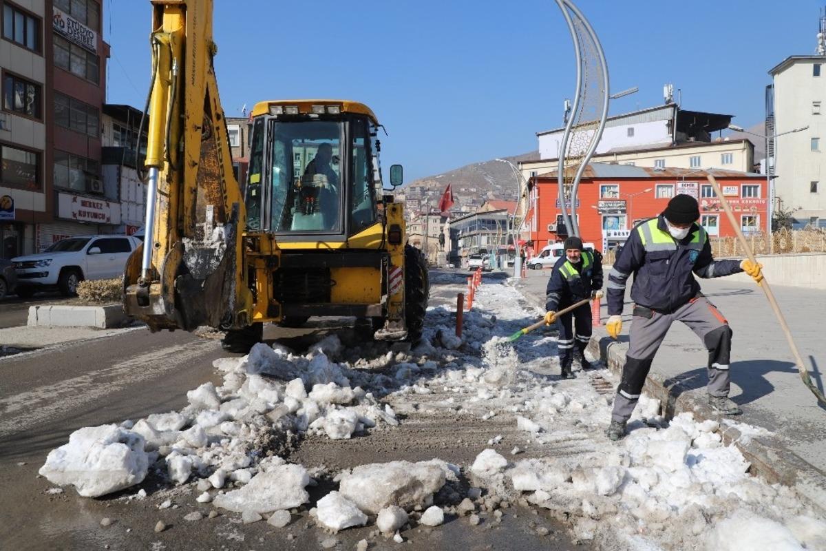 Hakkari&rsquo;de buzla m&uuml;cadele &ccedil;alışması