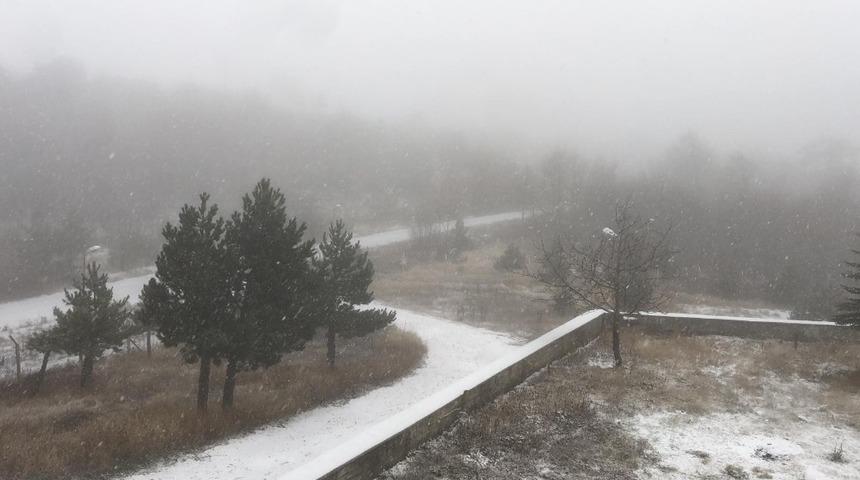 Sındırgı&rsquo;ya yeni yılın ilk karı yağdı