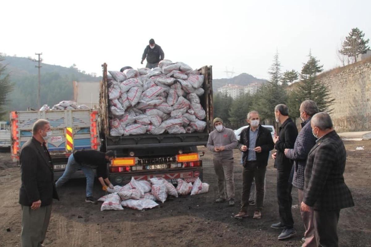 Tosya Kaymakamlığı, ihtiya&ccedil; sahipleri i&ccedil;in k&ouml;m&uuml;r yardımına başladı