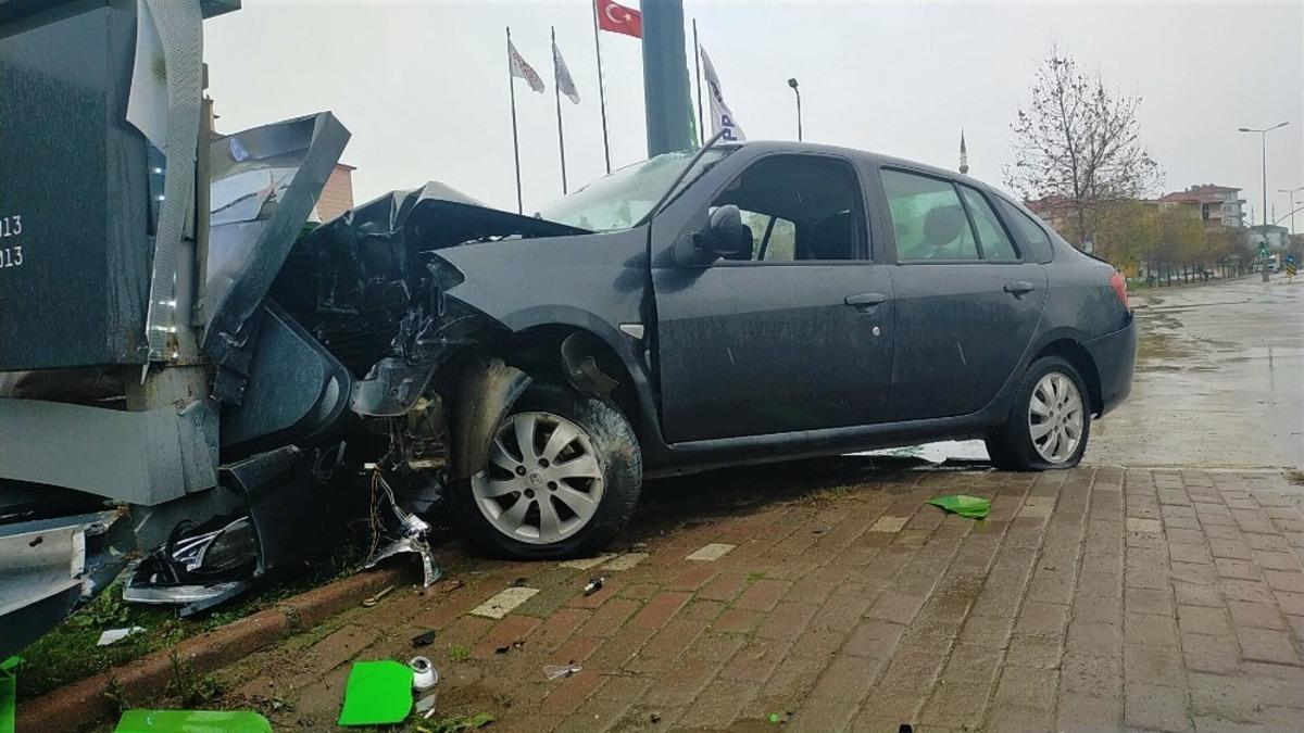 Akaryakıt istasyonunun fiyat panosuna &ccedil;arpan s&uuml;r&uuml;c&uuml; yaralandı