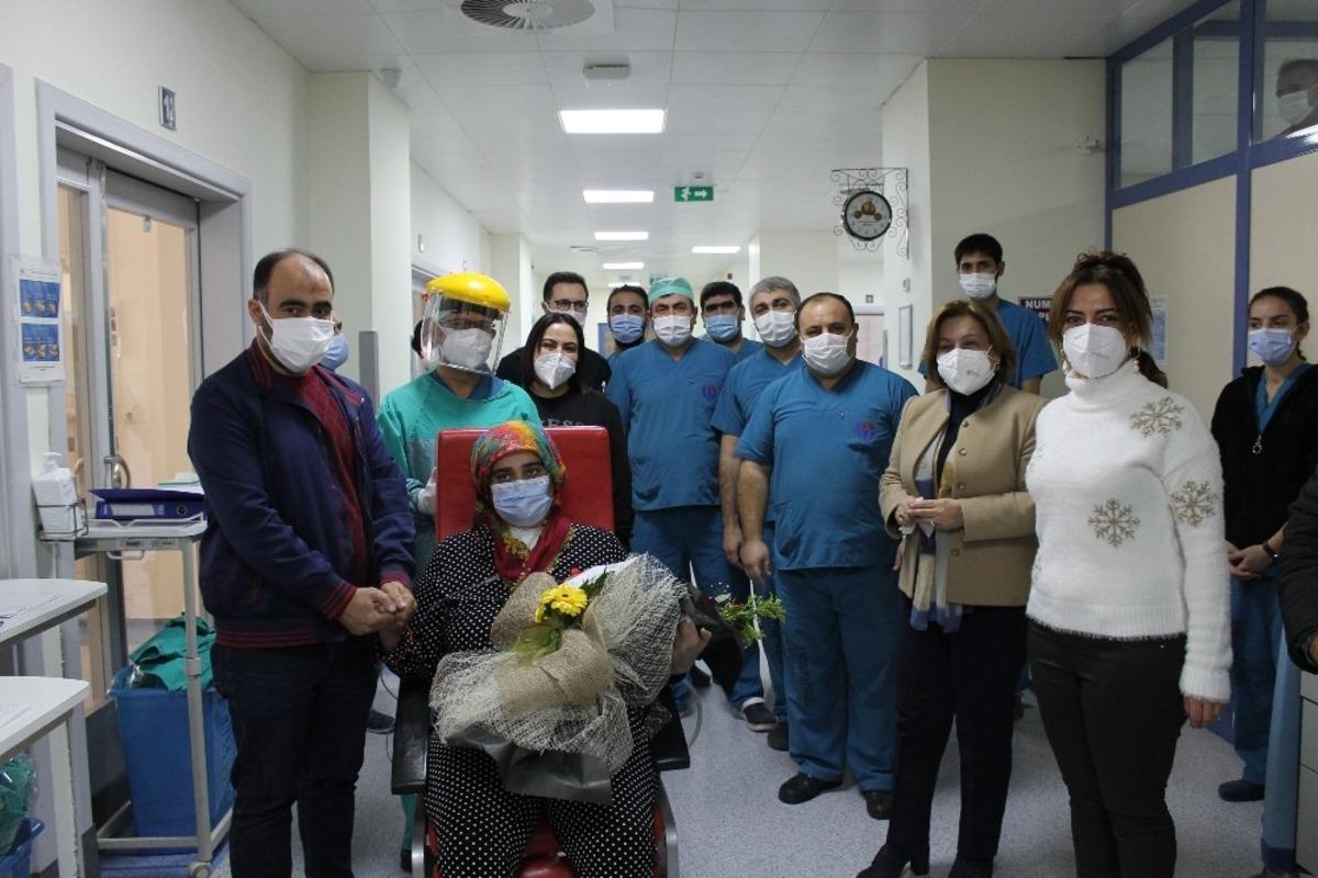 26 g&uuml;n solunum cihazına bağlı kaldı alkışlarla taburcu oldu