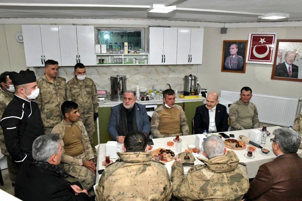 Milletvekili G&uuml;la&ccedil;ar, yeni yıla Van&rsquo;daki askerlerle girdi