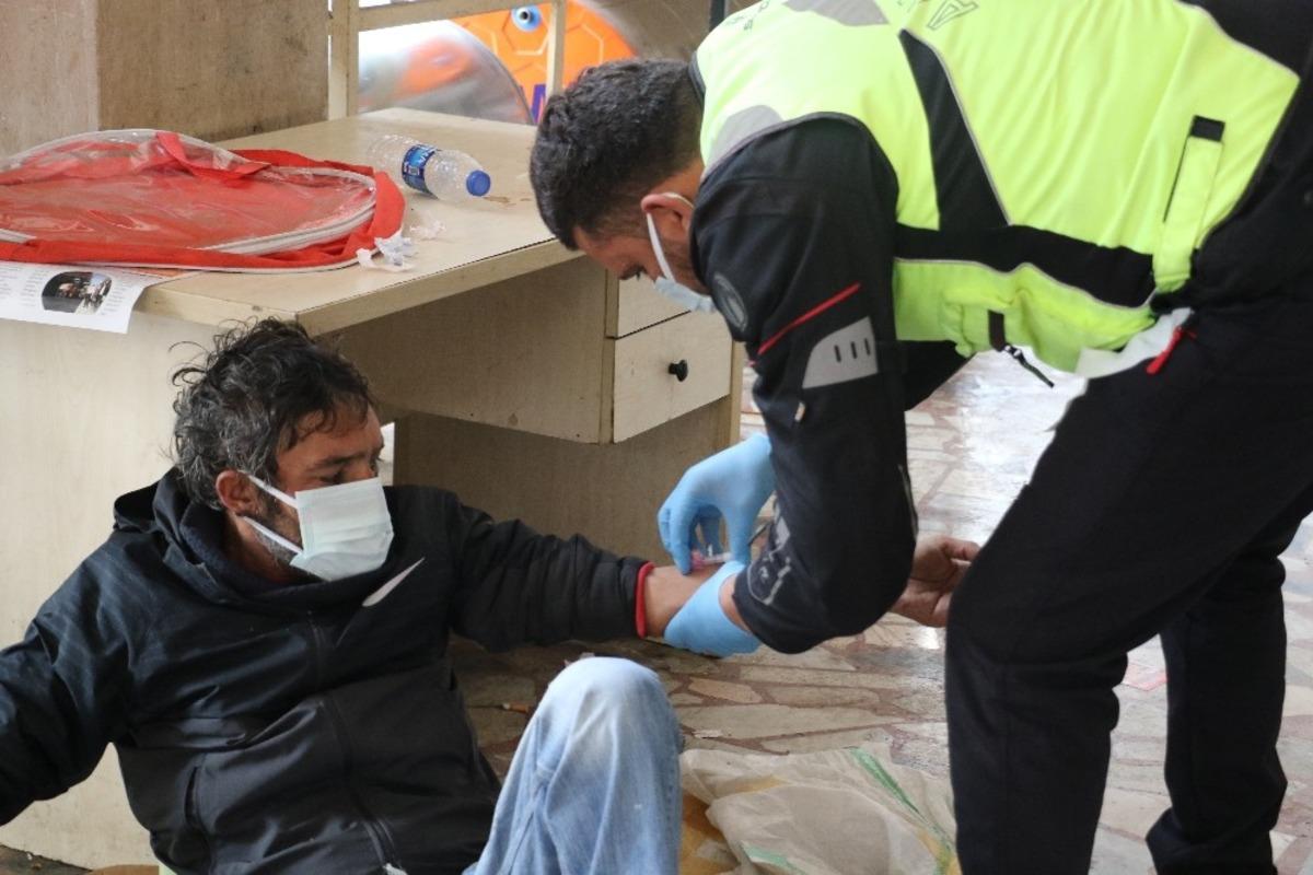 Yeni yıla sokakta uyuyarak giren evsiz vatandaşa polis sahip &ccedil;ıktı