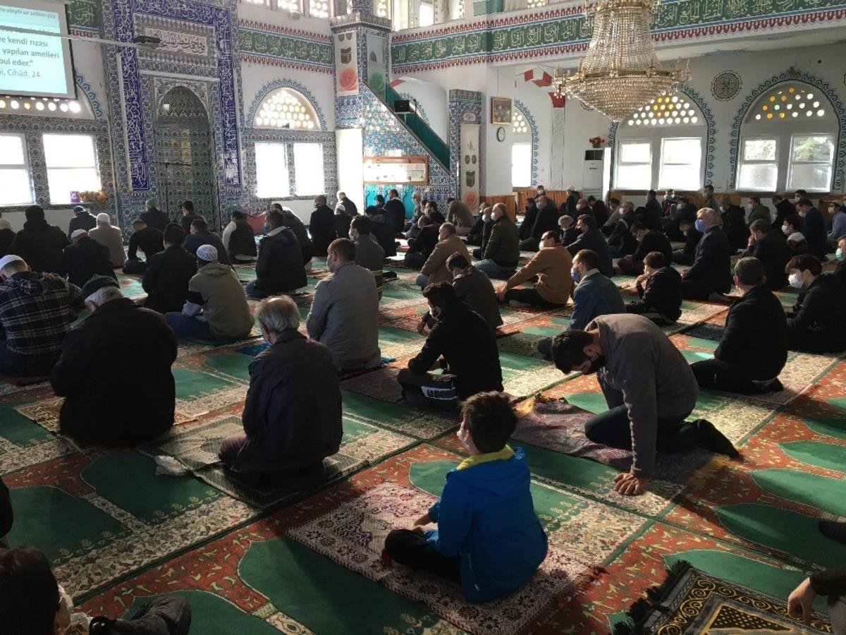 Vatandaşlar Cuma namazı i&ccedil;in evlerine en yakın camilere gitti