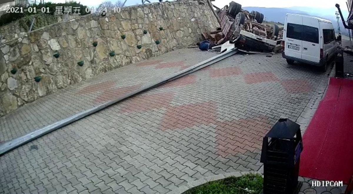 Kontrolden &ccedil;ıkan kamyonun devrildiği feci kaza kamerada