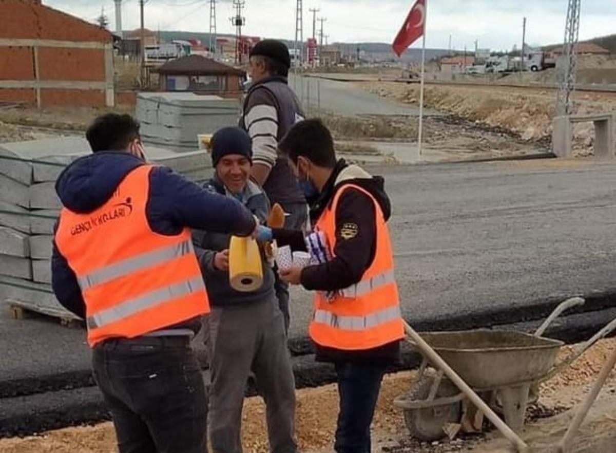 İş&ccedil;ilere &ccedil;ay-simit ikramı