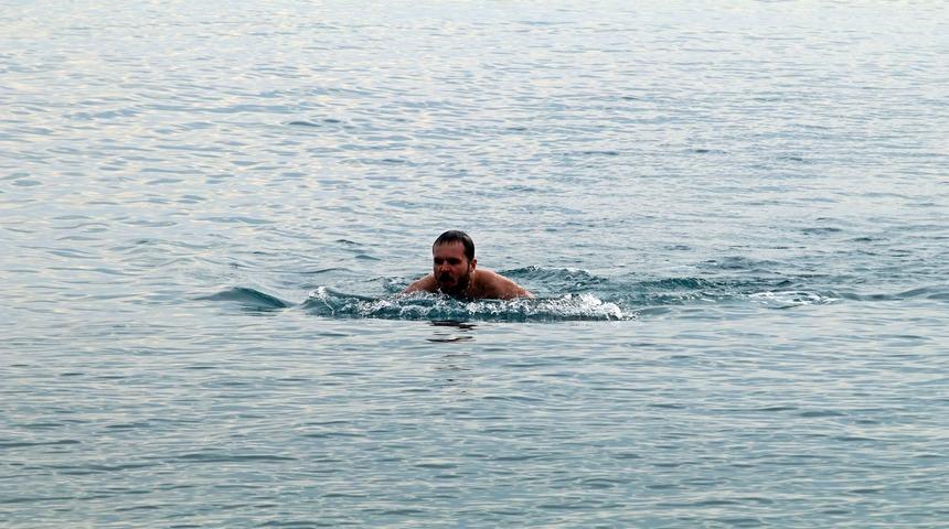 Yeni yılın ilk gününde denize koştular!