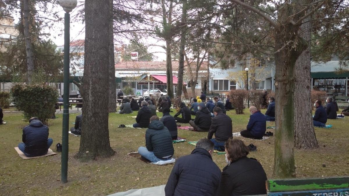 Kısıtlama g&ouml;lgesinde yılın ilk cuma namazı kılındı