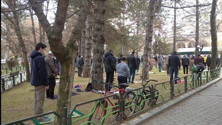 Kısıtlama gölgesinde yılın ilk cuma namazı kılındı G2