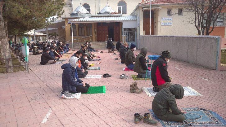 Kısıtlama gölgesinde yılın ilk cuma namazı kılındı G3