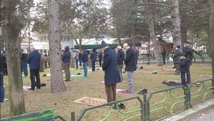 Kısıtlama gölgesinde yılın ilk cuma namazı kılındı G4