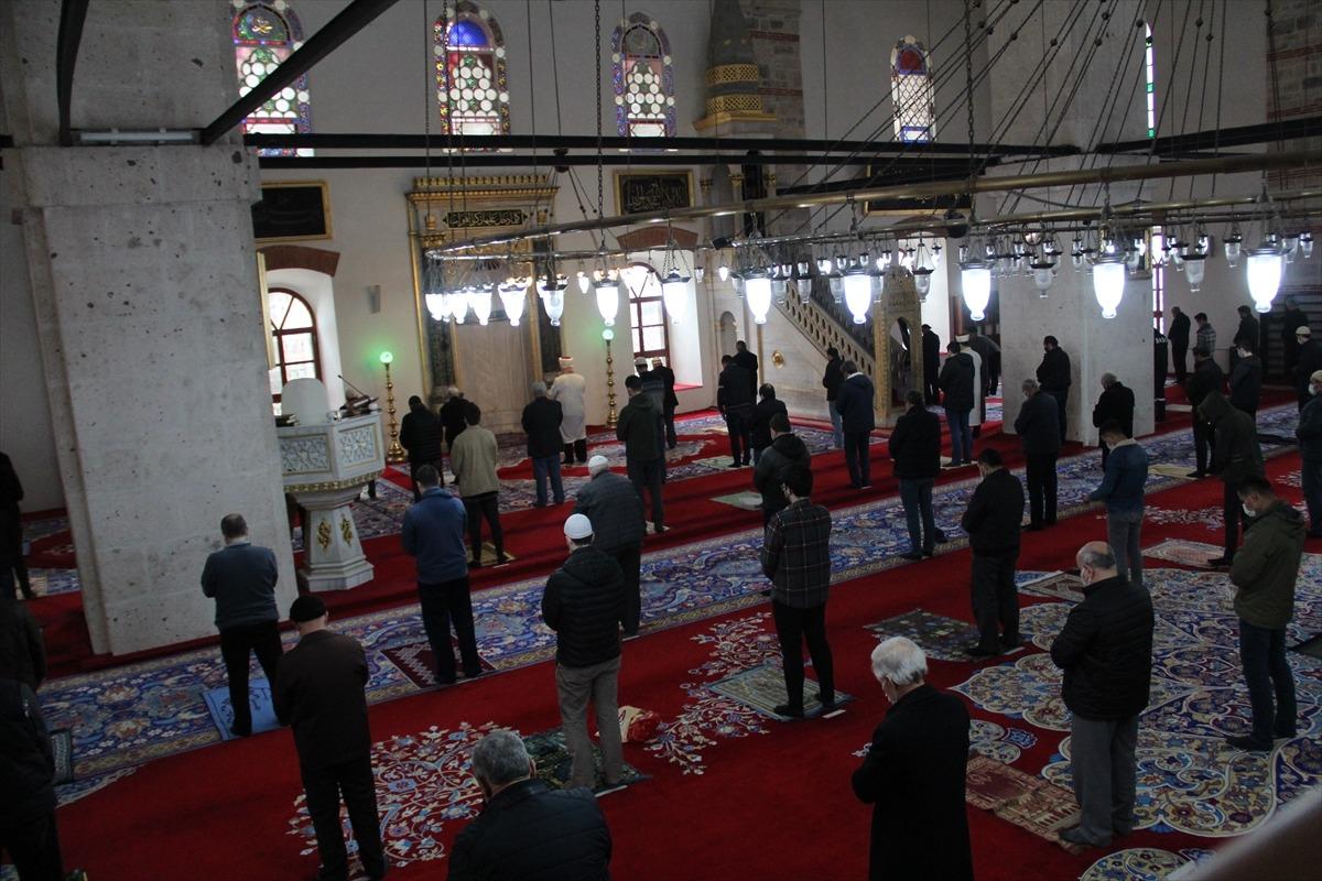 Bursa ve &ccedil;evresinde tedbirlere uyularak cuma namazı kılındı, denetimler ger&ccedil;ekleştirildi