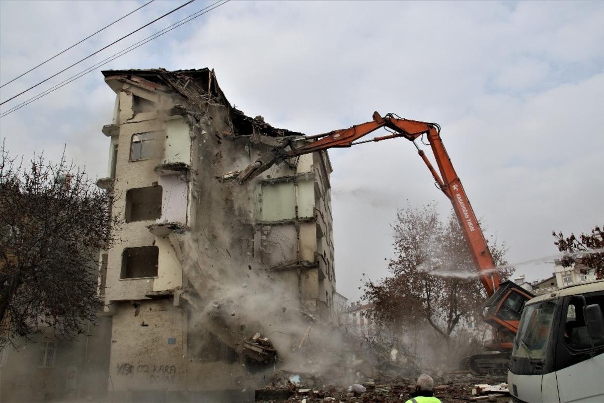 Elazığ&rsquo;da 5.3&rsquo;l&uuml;k depremde ikinci kez hasar alan binanın kontroll&uuml; yıkımı başladı