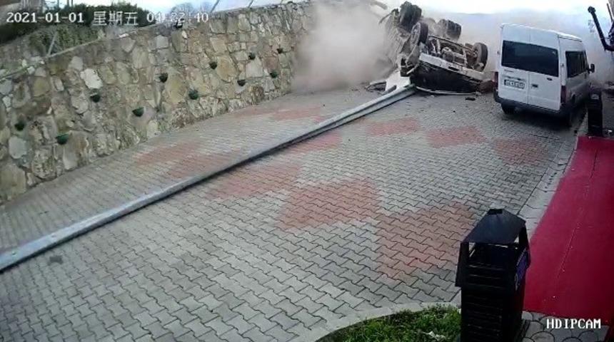 Virajı alamayınca... Korkunç anlar: Kağıt gibi ezildi!