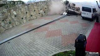 Virajı alamayınca... Korkunç anlar: Kağıt gibi ezildi!