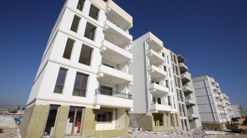 Kentsel d&ouml;n&uuml;ş&uuml;m alanında binalar y&uuml;kseliyor