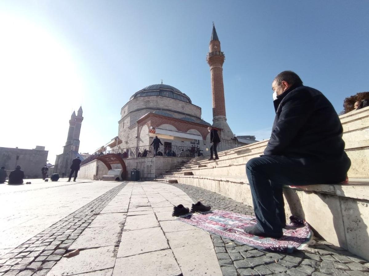 Karar yanlış anlaşıldı, yılın ilk Cuma namazına katılım az oldu