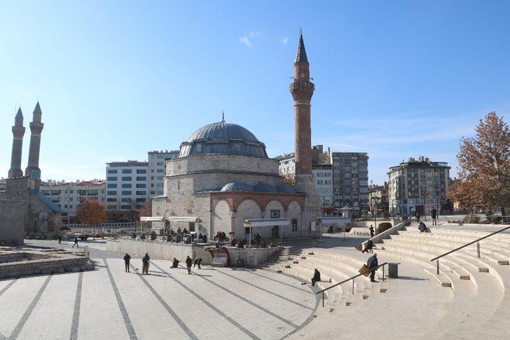 Karar yanlış anlaşıldı, yılın ilk Cuma namazına katılım az oldu G2