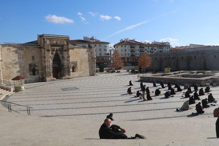 Karar yanlış anlaşıldı, yılın ilk Cuma namazına katılım az oldu G4