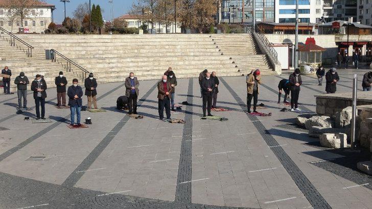 Karar yanlış anlaşıldı, yılın ilk Cuma namazına katılım az oldu G5