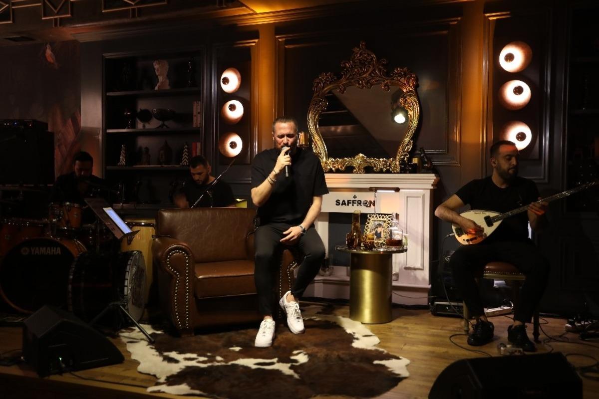 Mersinliler yeni yıla sosyal medya &uuml;zerinden yayınlanan konser ile girdi