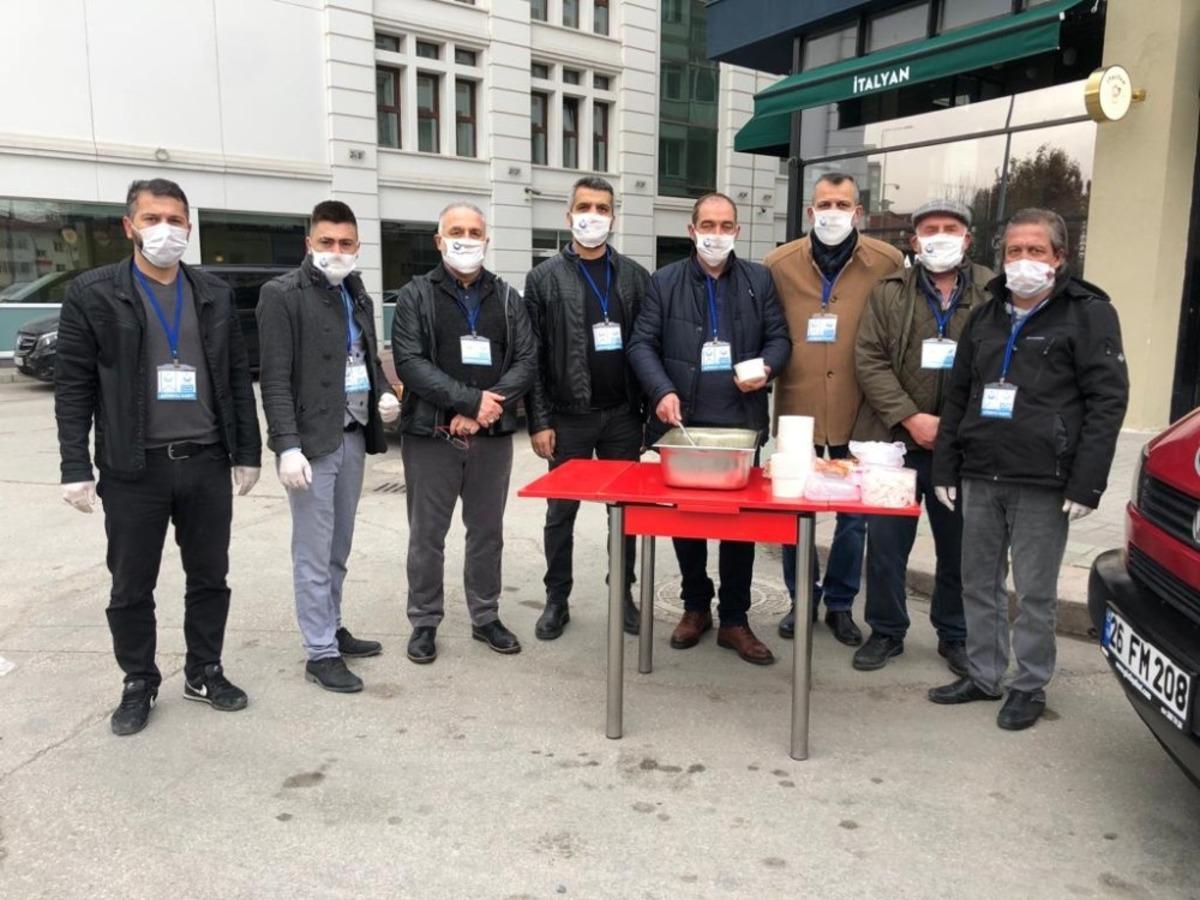 Kontrol noktalarında g&ouml;revli g&uuml;venlik g&ouml;revlilerine &ccedil;orba ikramı yapıldı