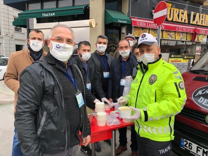 Kontrol noktalarında görevli güvenlik görevlilerine çorba ikramı yapıldı G2