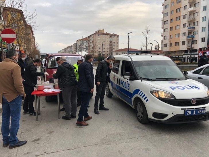 Kontrol noktalarında görevli güvenlik görevlilerine çorba ikramı yapıldı G3