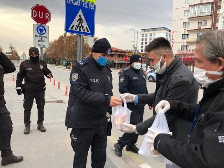 Kontrol noktalarında görevli güvenlik görevlilerine çorba ikramı yapıldı G4