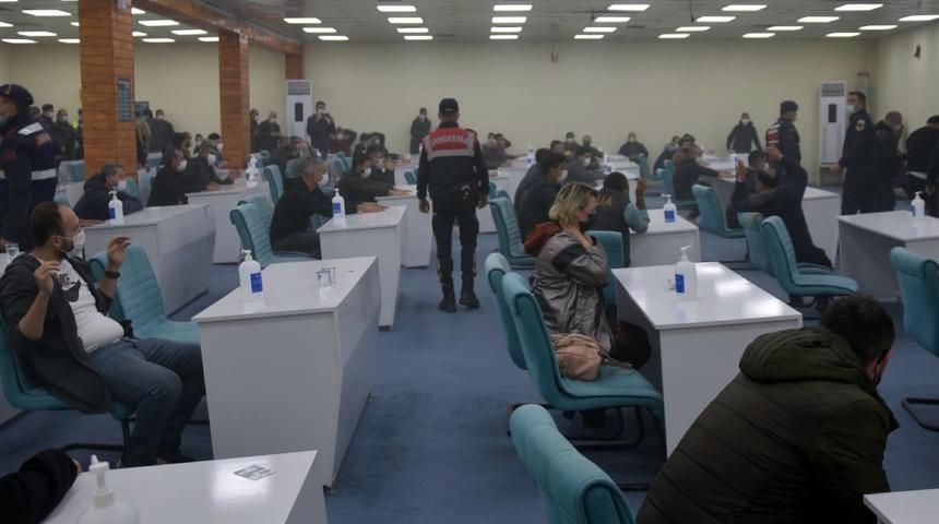 Maskeli, mesafeli, dezenfektanlı kumar salonuna kepçeyle girildi