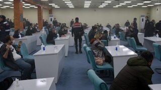 Maskeli, mesafeli, dezenfektanlı kumar salonuna kepçeyle girildi