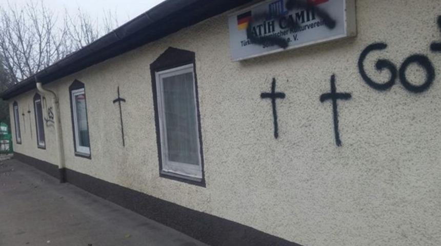 Almanya'da aynı camiye iki hafta içinde ikinci kez saldırı düzenlendi
