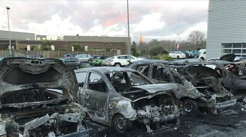 Fransa’da lüks araç bayiinde yangın: 40 araç kül oldu