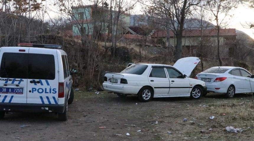 3 kişi &ccedil;aldıkları otomobilde pizza yerken yakalandı