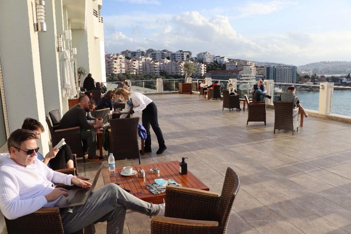 Kuşadası&rsquo;ndan yeni yılın ilk g&uuml;n&uuml; izolasyonlu tatil manzaraları