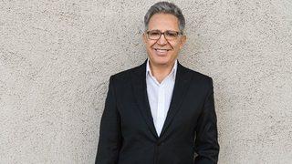 Zülfü Livaneli'den yarı çıplak poz açıklaması: Doktoruma atacaktım