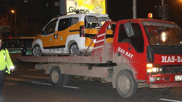 Kısıtlamada taksiciler boş yolda kafa kafaya çarpıştı: 2 yaralı