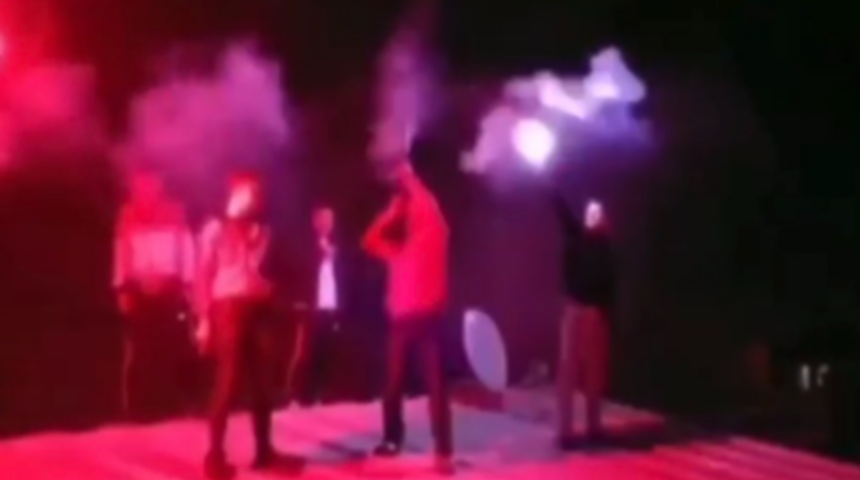 Kısıtlamada meşaleler yakıp havaya böyle ateş ettiler