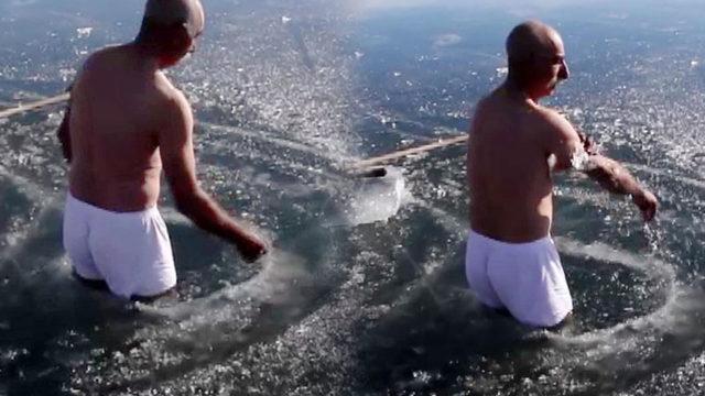 Buz tutan Çıldır Gölü'nde renkli görüntüler