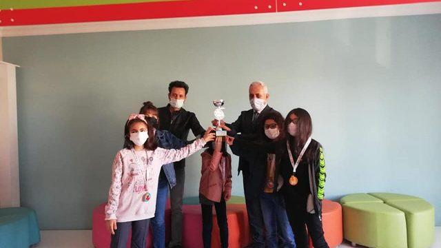 Kozan’lı minik bilim kahramanları ilçenin gururu oldular