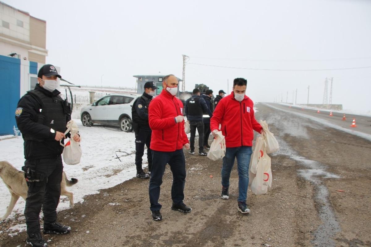 Varto&rsquo;da T&uuml;rk Kızılay şubesinden polislere sıcak &ccedil;orba