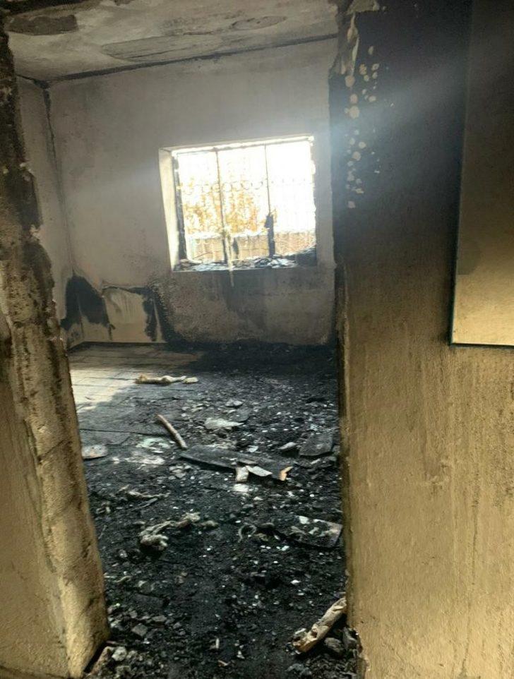 İpekyolu Kaymakamlığı evi yanan Yavuz ailesine yardım eli uzattı G4