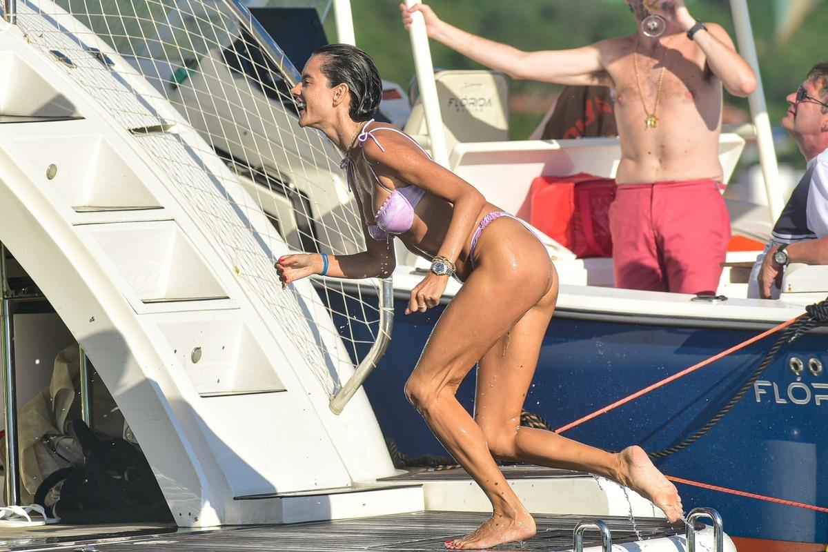 Alessandra Ambrosio 2021'in ilk g&uuml;nlerinin tadını &ccedil;ıkarıyor