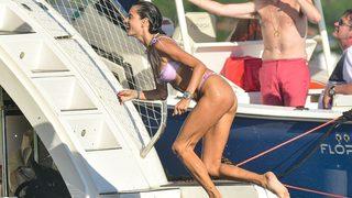 Alessandra Ambrosio 2021'in ilk günlerinin tadını çıkarıyor