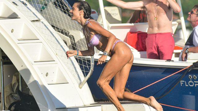 Alessandra Ambrosio 2021'in ilk günlerinin tadını çıkarıyor