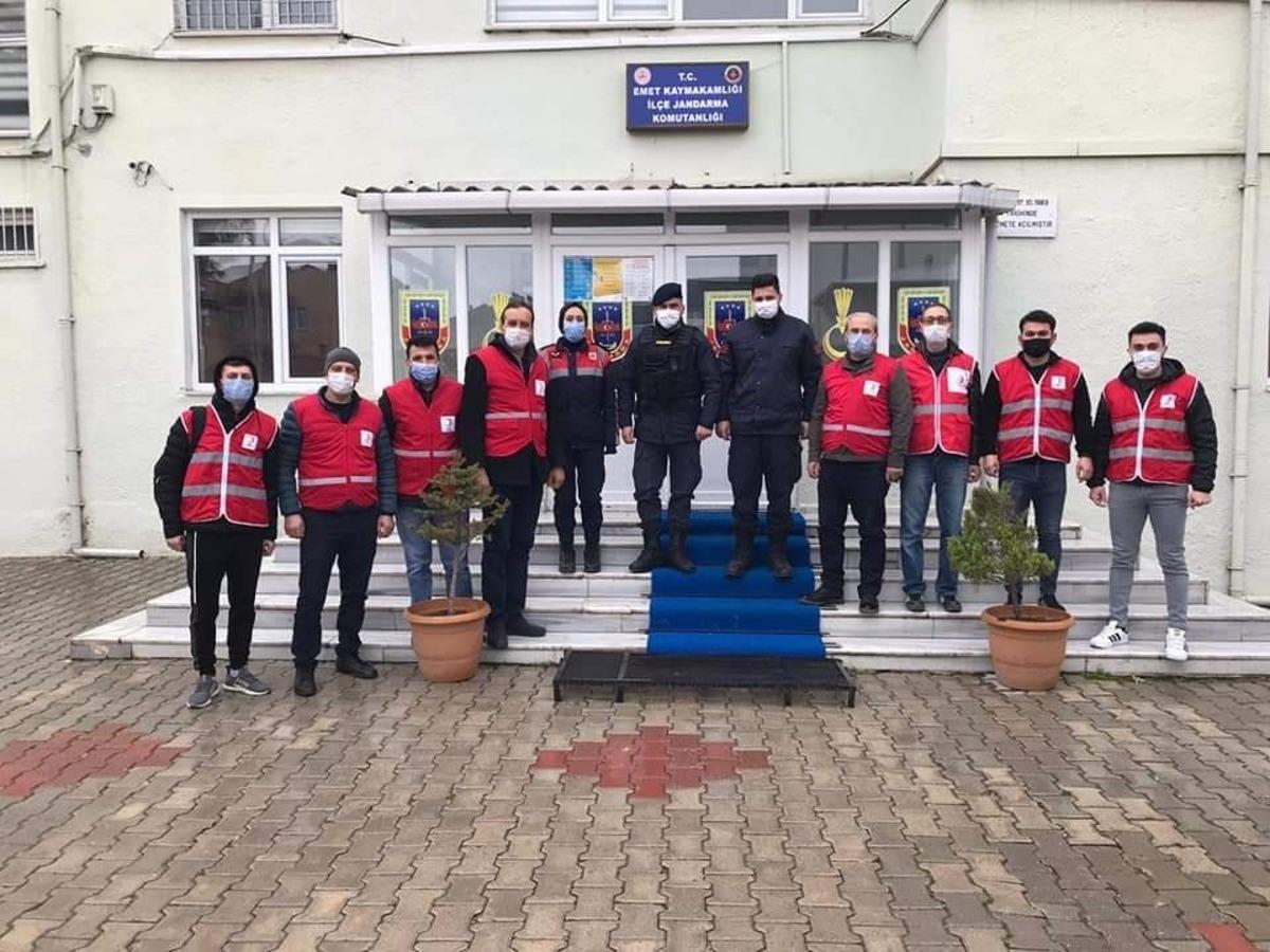 Esnaflara siperlik ve maske dağıttılar